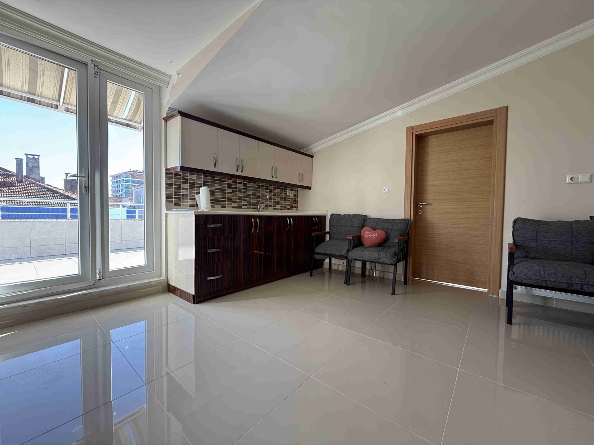 Atakum Ömürevlerinde Tramvayın Altında Kiralık Dübleks