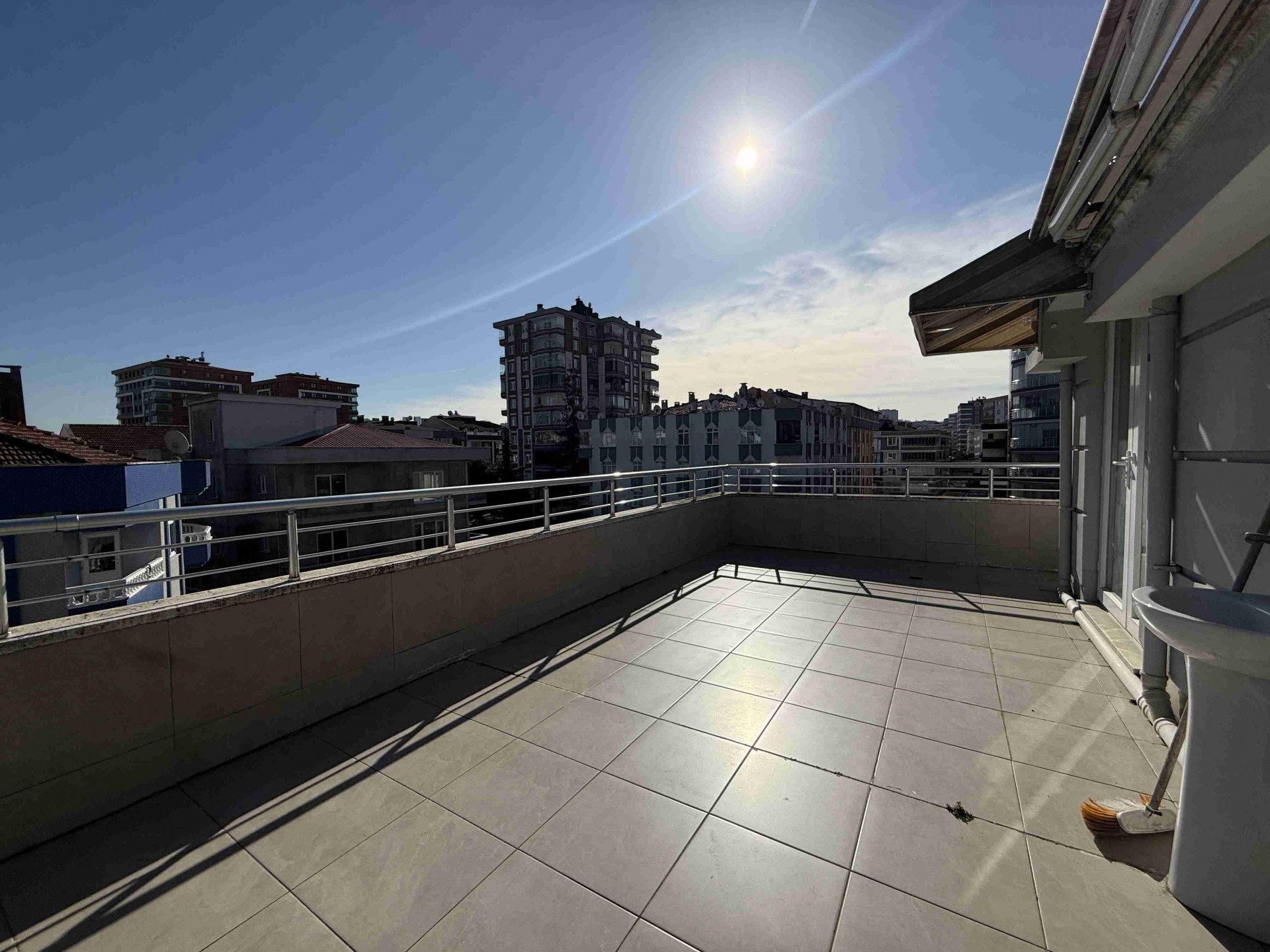 Atakum Ömürevlerinde Tramvayın Altında Kiralık Dübleks