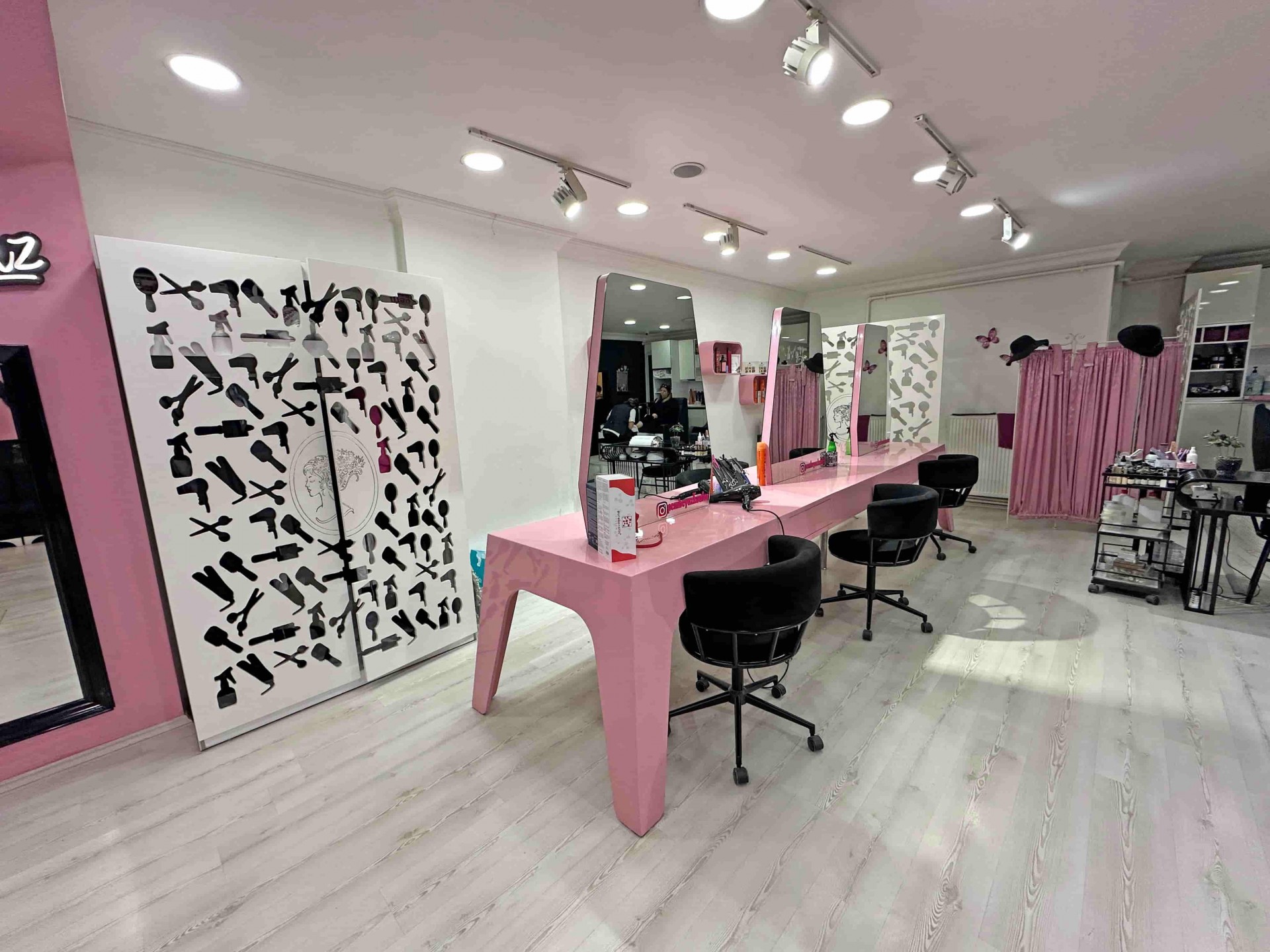 İlkadım Gazi Caddesinde Devren Satılık Kuaför/Güzellik Merkezi