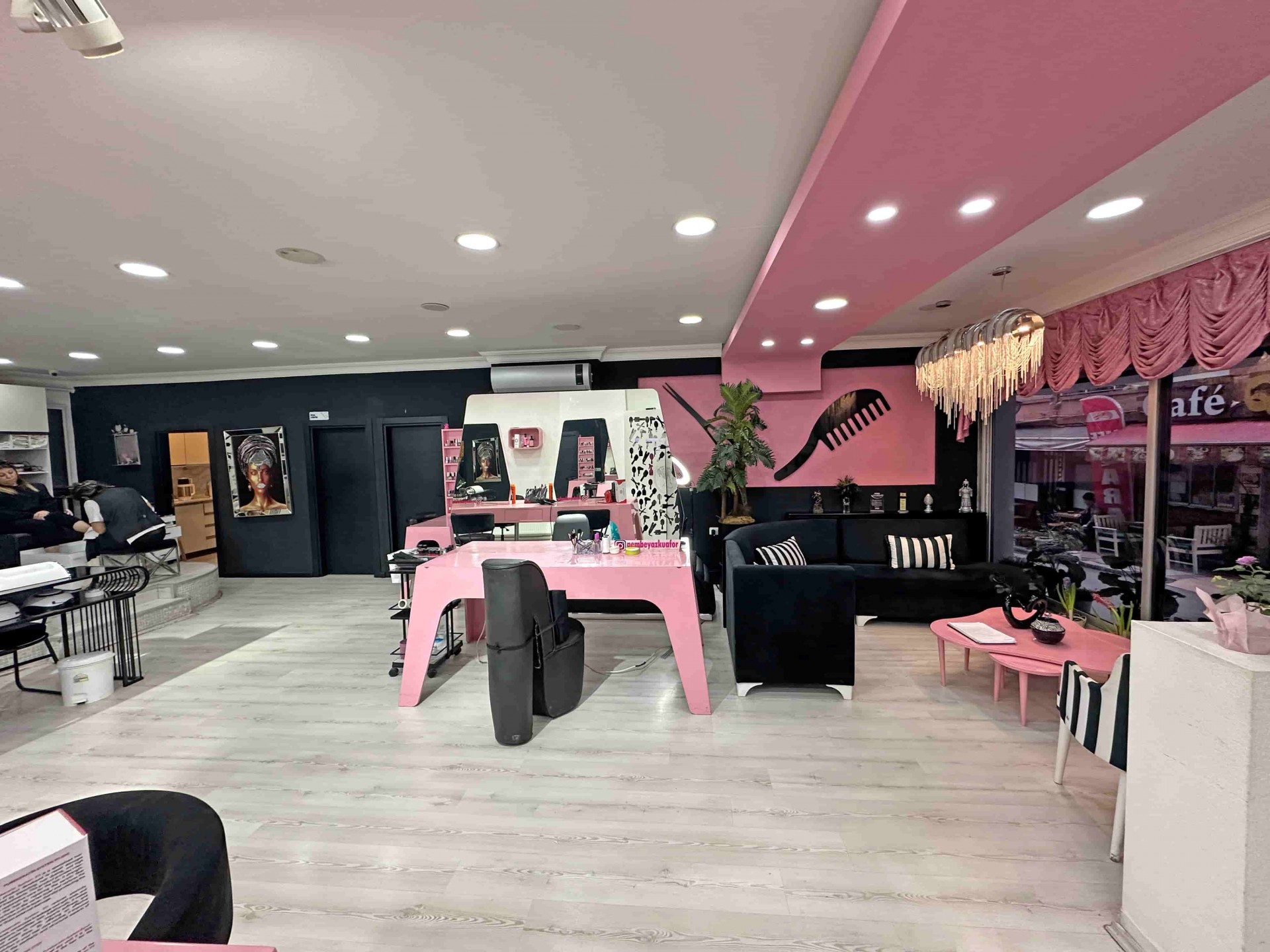 İlkadım Gazi Caddesinde Devren Satılık Kuaför/Güzellik Merkezi