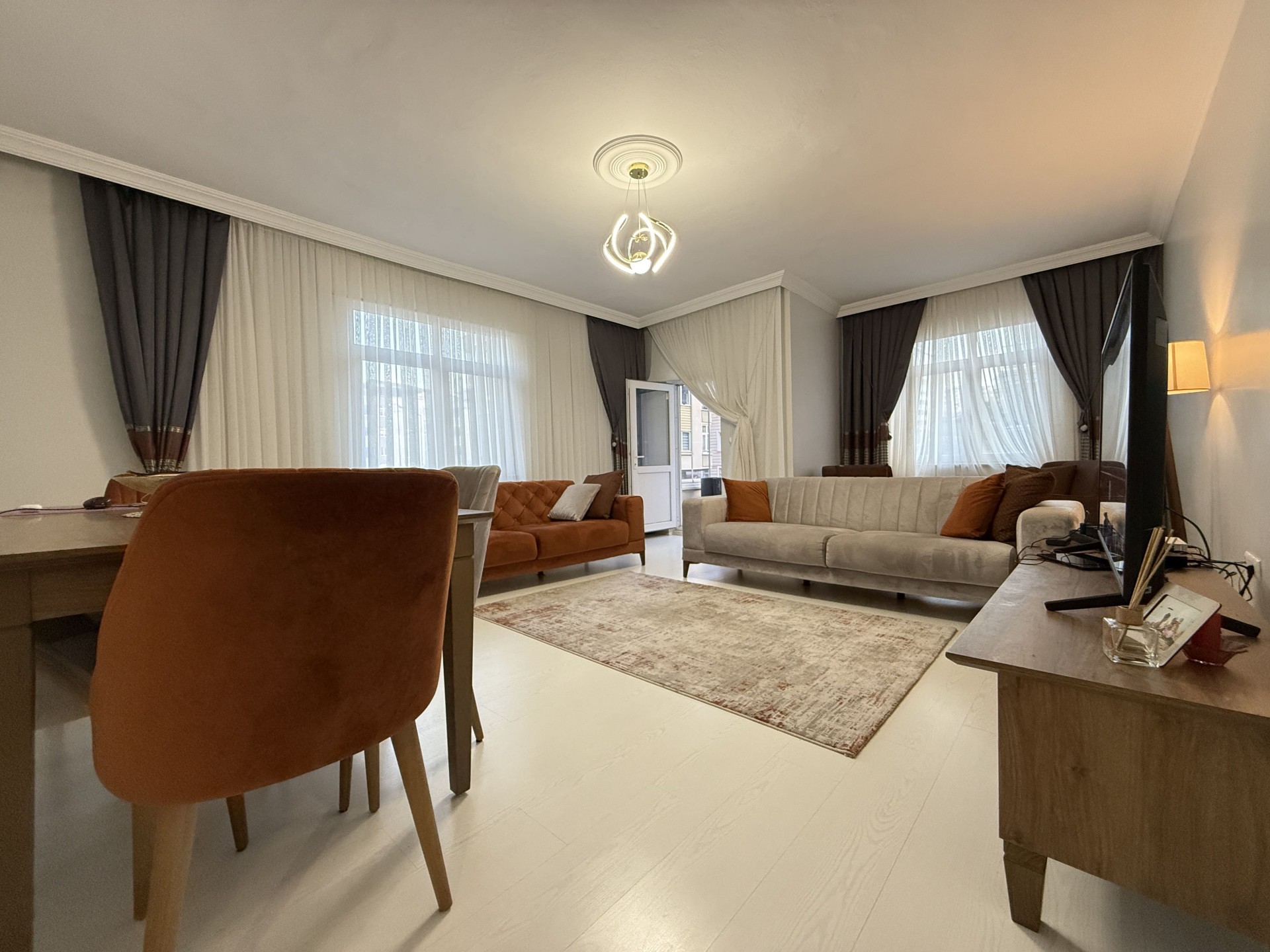 ATAKUM ESENEVLERDE TRAMVAYIN ALTI GENİŞ 2+1 DAİRE