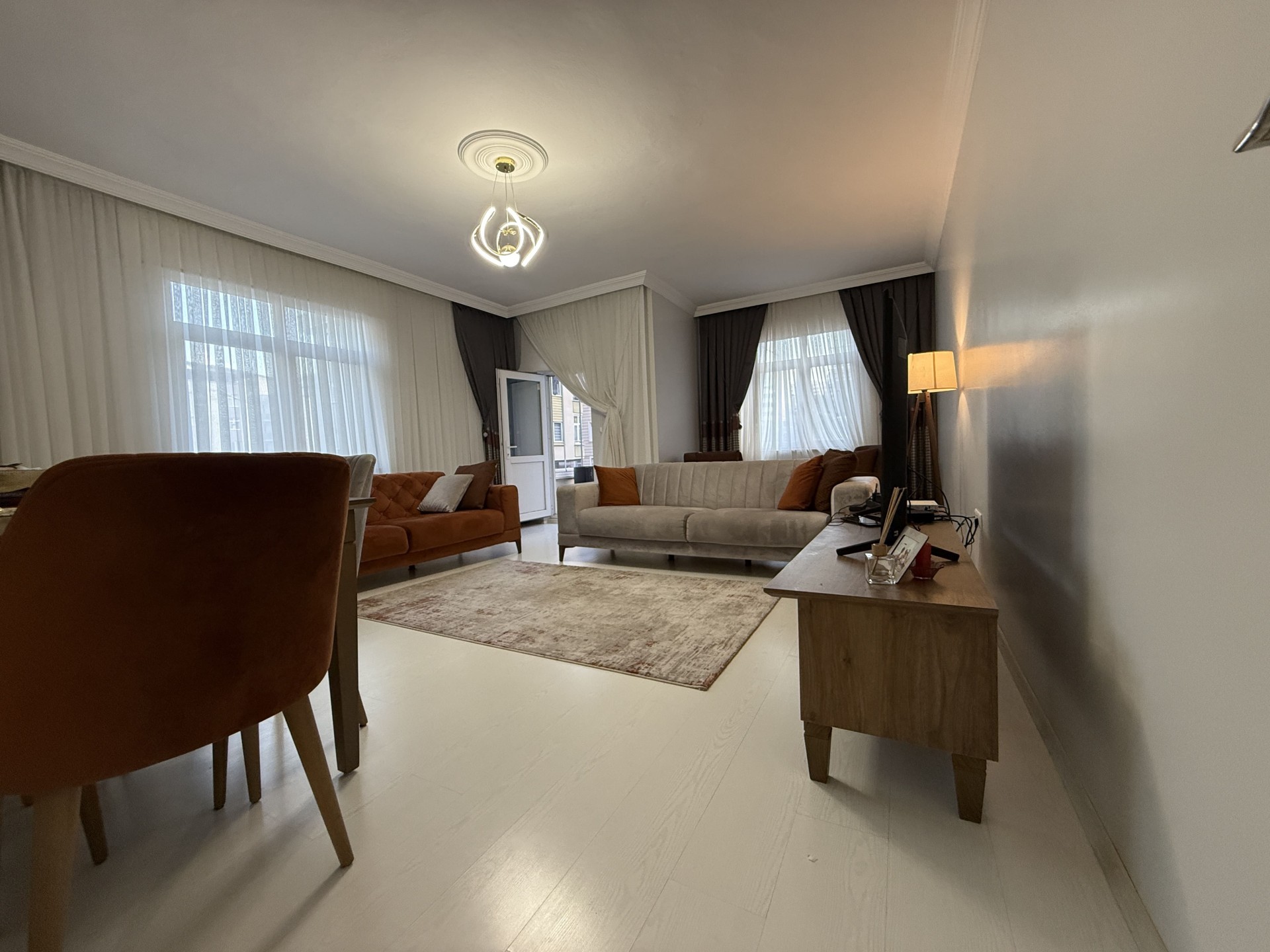 ATAKUM ESENEVLERDE TRAMVAYIN ALTI GENİŞ 2+1 DAİRE