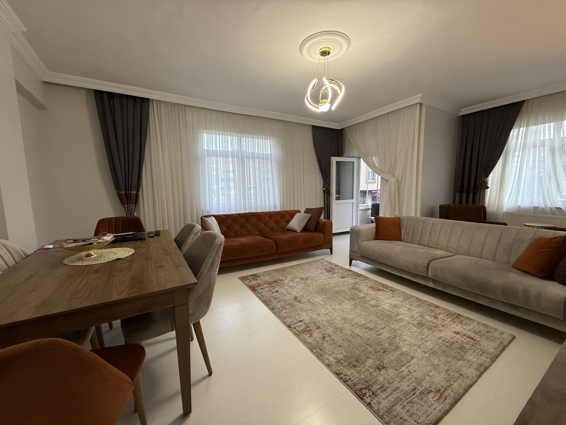 ATAKUM ESENEVLERDE TRAMVAYIN ALTI GENİŞ 2+1 DAİRE