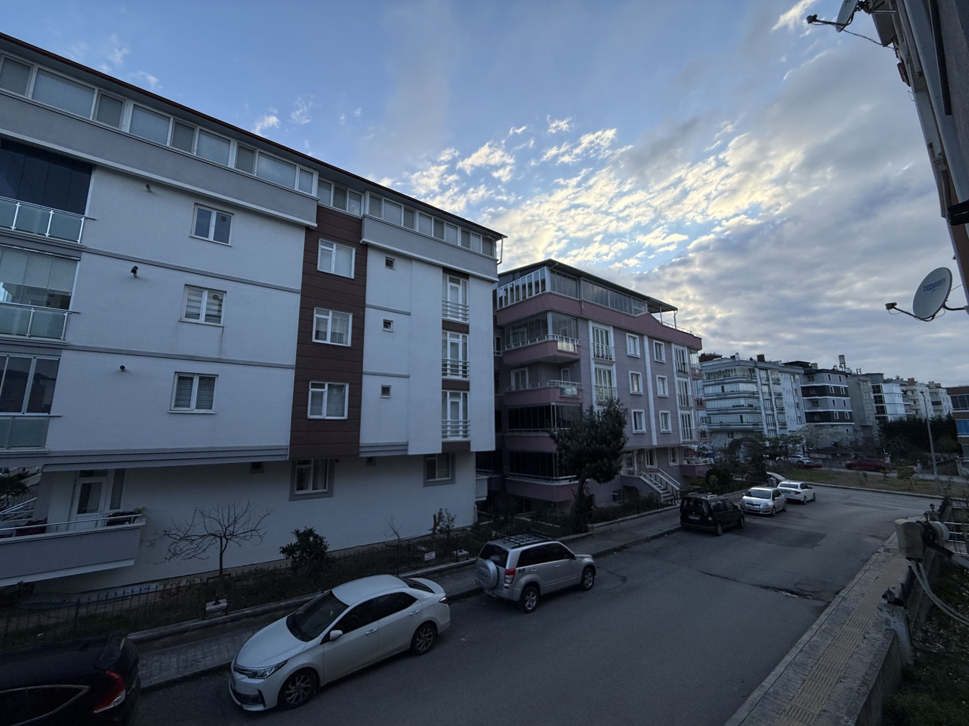 ATAKUM ESENEVLERDE TRAMVAYIN ALTI GENİŞ 2+1 DAİRE