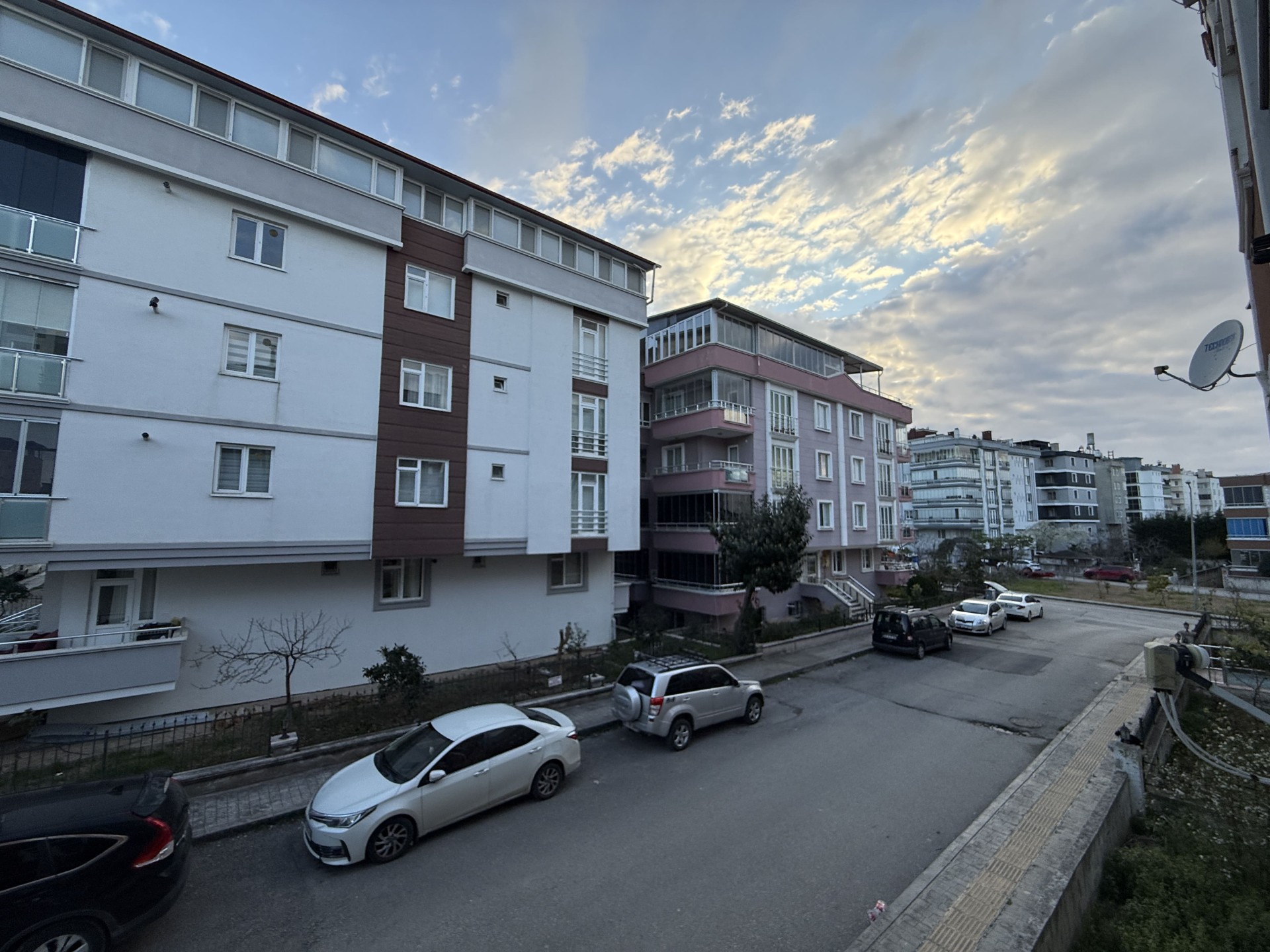 ATAKUM ESENEVLERDE TRAMVAYIN ALTI GENİŞ 2+1 DAİRE