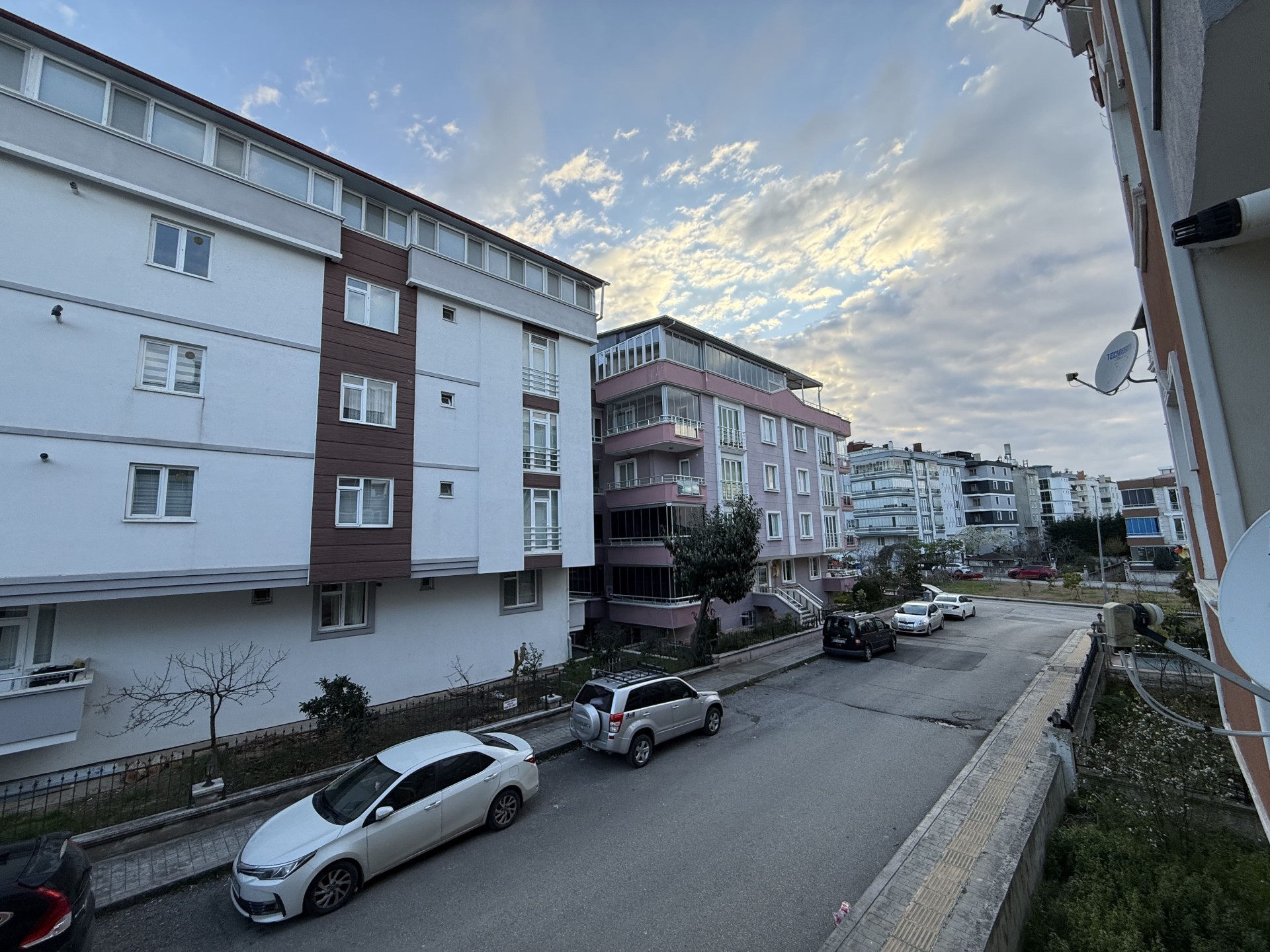 ATAKUM ESENEVLERDE TRAMVAYIN ALTI GENİŞ 2+1 DAİRE