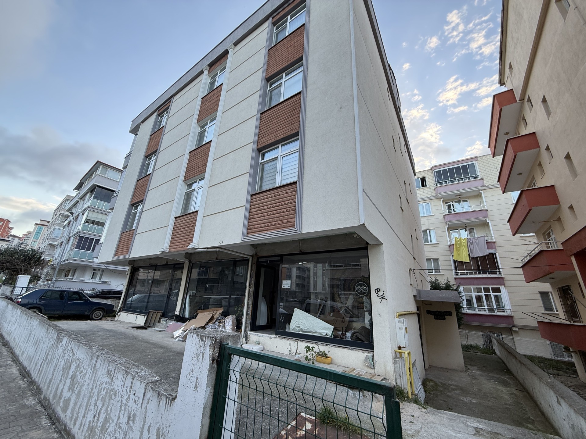 ATAKUM ESENEVLERDE TRAMVAYIN ALTI GENİŞ 2+1 DAİRE