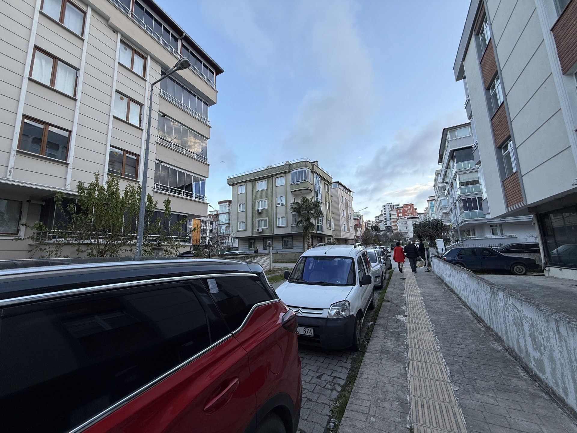 ATAKUM ESENEVLERDE TRAMVAYIN ALTI GENİŞ 2+1 DAİRE