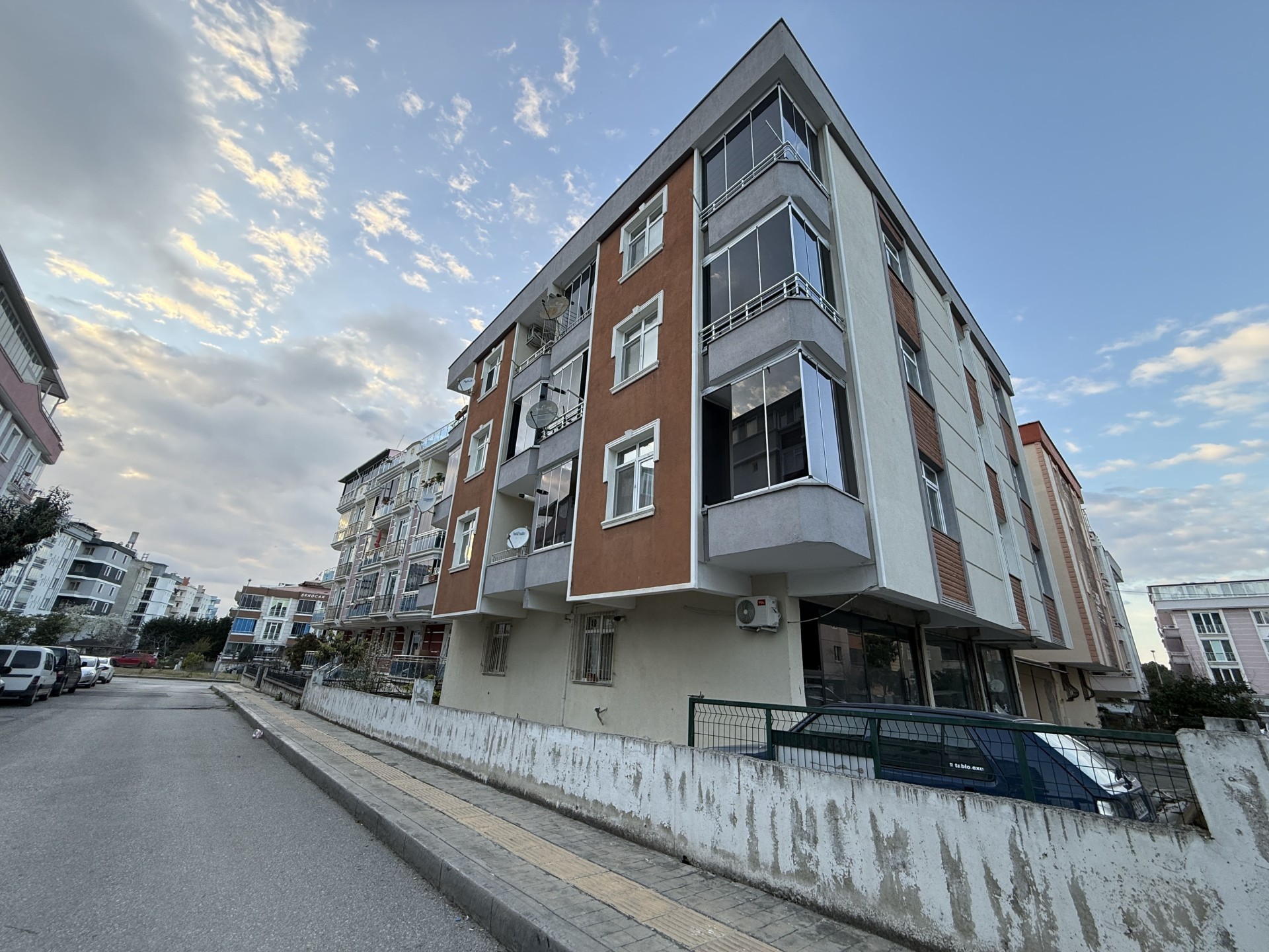 ATAKUM ESENEVLERDE TRAMVAYIN ALTI GENİŞ 2+1 DAİRE